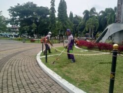 Pasukan Ungu DPKPRLH Kabupaten Ciamis Lakukan Pemeliharaan Alun-Alun