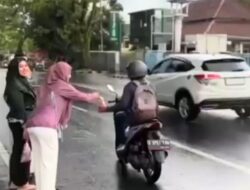 Ditengah Gerimis, DP2KBP3A Ciamis Berbagi Ratusan Takjil untuk Pengguna Jalan
