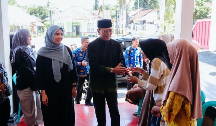 Foto : kedatangan Bupati Herdiat ke beberapa kelurahan langsung menyapa warga untuk menyalurkan bantuan. Selasa (17/03/2026)