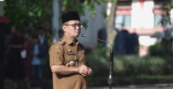 Bupati Tasikmalaya, Cecep Nurul Yakin menyampaikan arahan saat apel pagi di lingkungan Sekretariat Daerah Kabupaten Tasikmalaya, Senin, 13 April 2026. (Foto: Kominfo Kabupaten Tasikmalaya/Adv)
