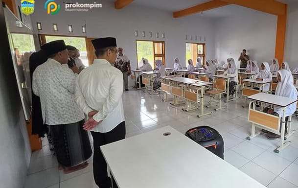 Bupati Tasikmalaya, Cecep Nurul Yakin, saat kegiatan penyaluran bantuan CSR di Pondok Pesantren Assalafiyyatul Huda dan SDIT Al-Fattah. (Foto: Diskominfo Kabupaten Tasikmalaya/Adv)