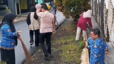 Para pegawai Dispusip Ciamis membersihkan lingkungan kantor dalam Gerakan Indonesia Asri, Selasa, 21 April 2026. (Foto: Istimewa/Adv)