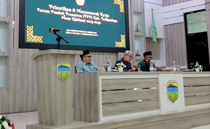 Bupati Tasikmalaya menghadiri pelantikan dan musyawarah kerja Forum Pondok Pesantren Kabupaten Tasikmalaya di Singaparna, Senin, 4 Mei 2026. (Foto: Dishubkominfo Kabupaten Tasikmalaya/Adv)