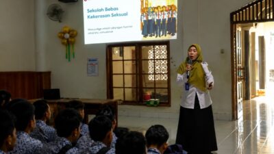 Kepala Bidang Pemberdayaan Perempuan dan Perlindungan Anak DP2KBP3A Kabupaten Ciamis, Elis Lismayani, saat menyampaikan materi di SMK Miftahussalam. Foto: Instagram DP2KBP3A Ciamis