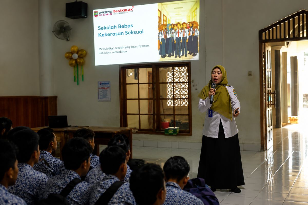 Kepala Bidang Pemberdayaan Perempuan dan Perlindungan Anak DP2KBP3A Kabupaten Ciamis, Elis Lismayani, saat menyampaikan materi di SMK Miftahussalam. Foto: Instagram DP2KBP3A Ciamis