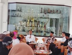 Warga Wanasigra Bawa Hasil Bumi ke Pendopo, Undang Bupati Hadiri Merlawu