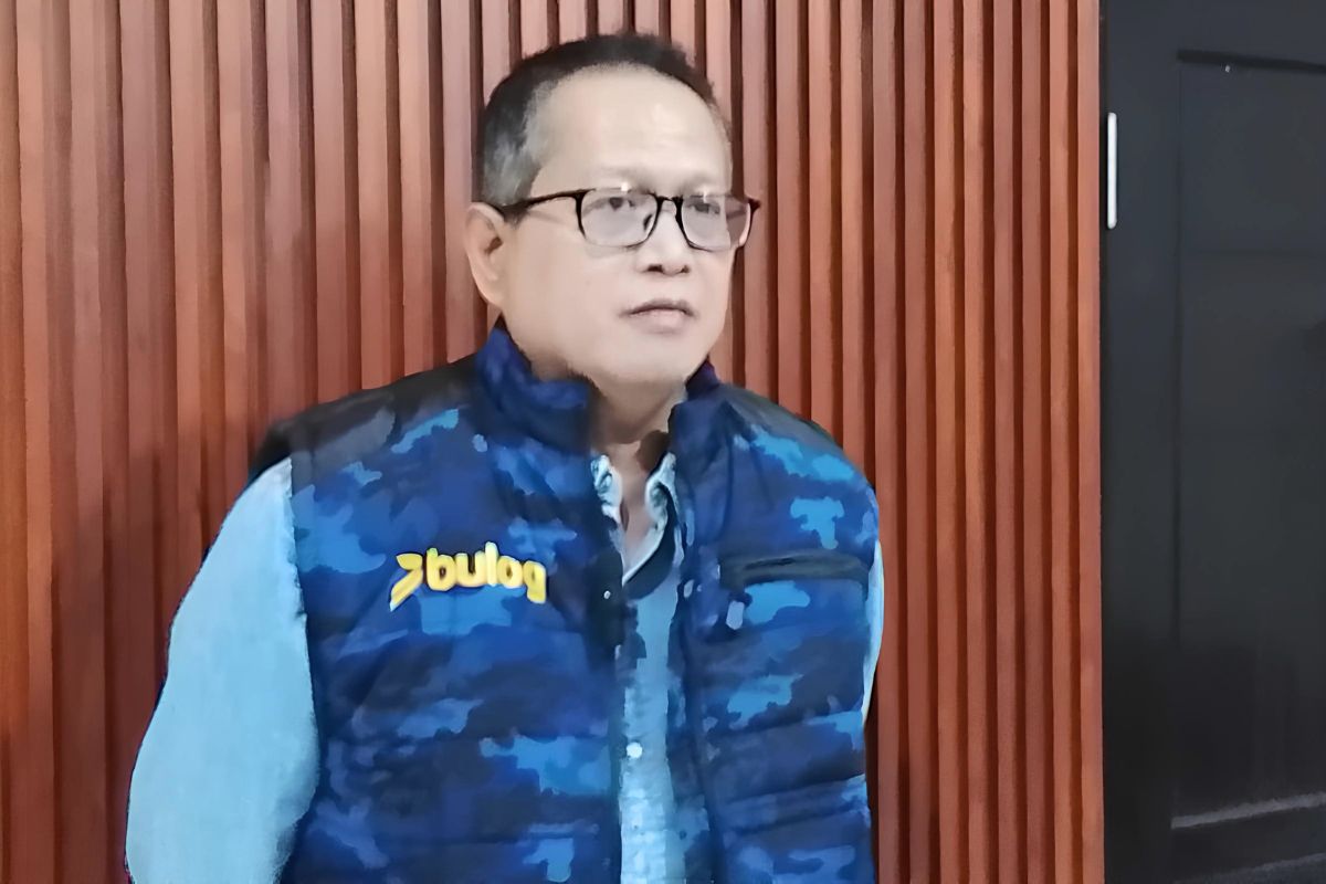Pemimpin Cabang Perum Bulog Ciamis Johan Wahyudi menyampaikan penjelasan terkait penyaluran dan kualitas beras bantuan pangan di Kantor Bulog Ciamis, Jumat (4/9/2026). Sawalajabar.com/Foto: Resa Hermanto