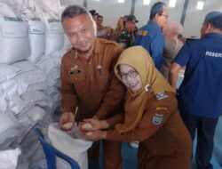 Dinsos Ciamis Pantau Penyaluran Banpang Beras di Sukamantri