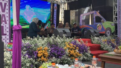 Pegawai Dinas Perpustakaan dan Kearsipan Kabupaten Ciamis menampilkan kabaret literasi dalam pembukaan Festival Literasi Ciamis 2026 di halaman kantor dinas, Selasa (22/9/2026). Foto: Istimewa