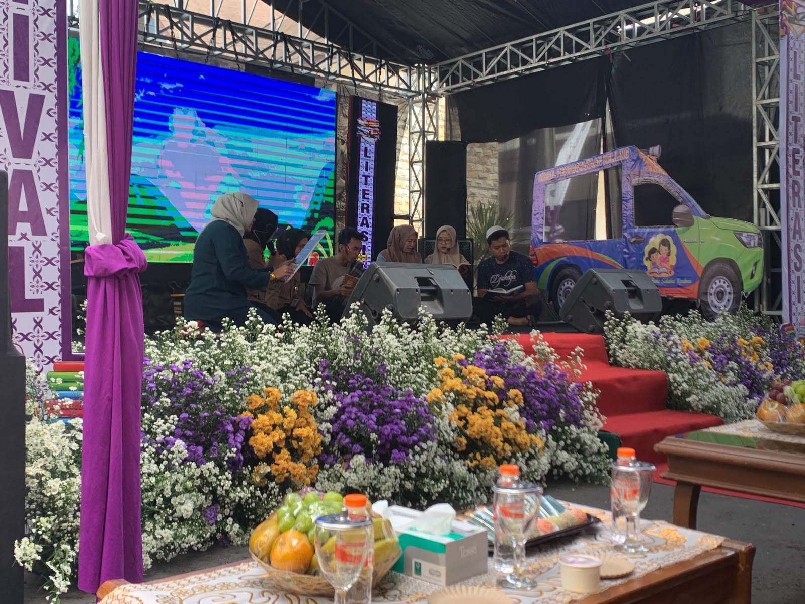 Pegawai Dinas Perpustakaan dan Kearsipan Kabupaten Ciamis menampilkan kabaret literasi dalam pembukaan Festival Literasi Ciamis 2026 di halaman kantor dinas, Selasa (22/9/2026). Foto: Istimewa