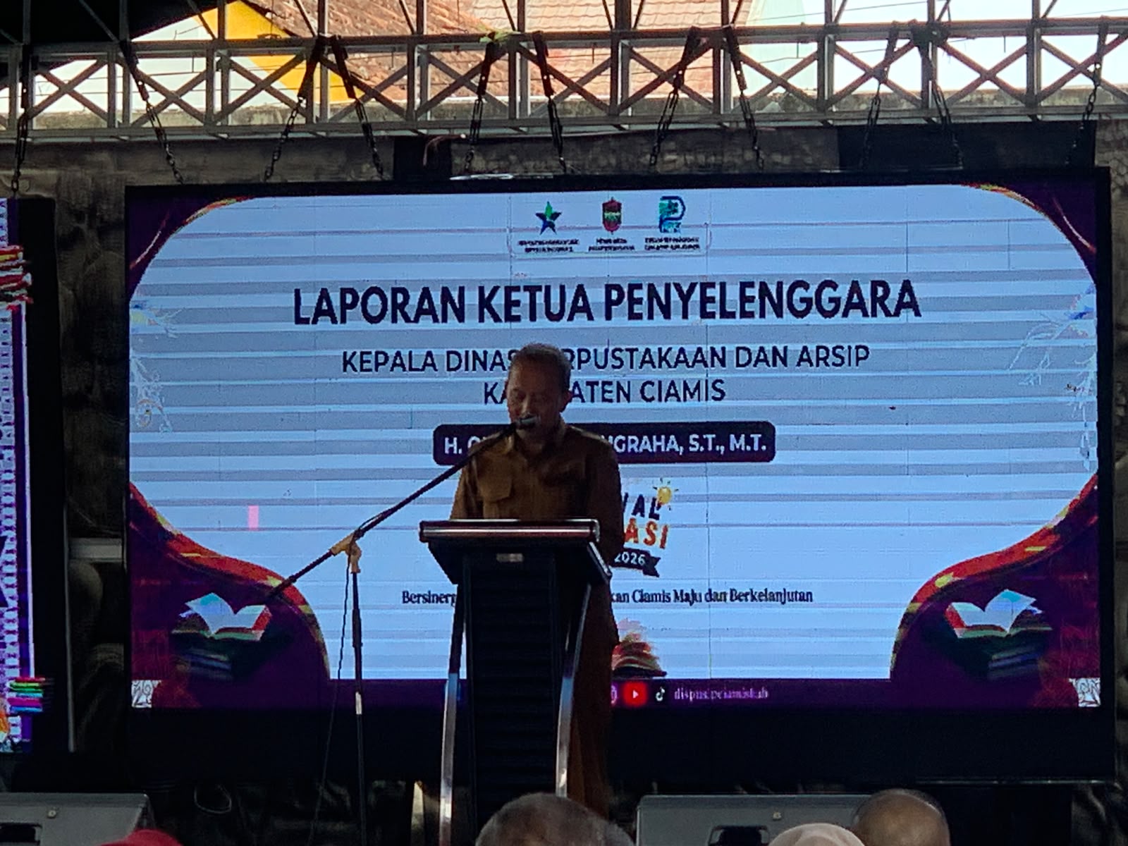 Kepala Dispusip Ciamis Okta Jabal Nugraha membuka Festival Literasi Ciamis 2026 yang melibatkan berbagai kalangan, mulai dari pelajar hingga pegiat seni dan budaya, di Kabupaten Ciamis, 22-24 September 2026. Foto: Istimewa