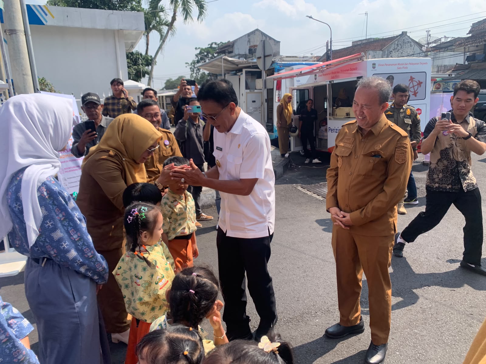 Kabaret Festival Literasi Ciamis mengisahkan anak-anak yang mengenal buku lewat perpustakaan keliling dan menjadikannya bekal meraih cita-cita. Foto: Istimewa