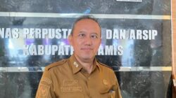Kepala Dinas Perpustakaan dan Kearsipan Kabupaten Ciamis, Okta Jabal Nugraha, saat kegiatan Festival Literasi Ciamis 2026 di halaman kantor dinas, Selasa (22/9/2026). Foto: Istimewa