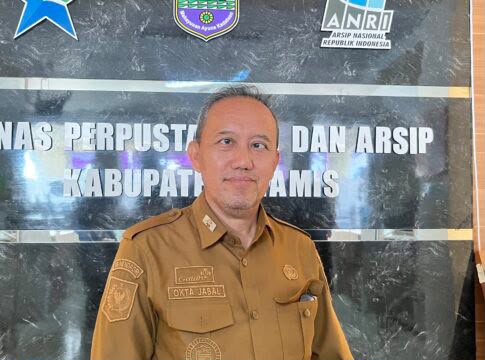 Kepala Dinas Perpustakaan dan Kearsipan Kabupaten Ciamis, Okta Jabal Nugraha, saat kegiatan Festival Literasi Ciamis 2026 di halaman kantor dinas, Selasa (22/9/2026). Foto: Istimewa